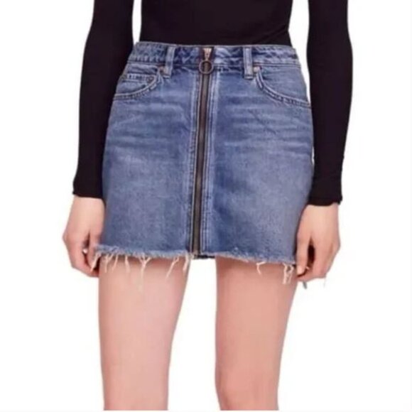 Free People We the Free Size 26 2 EUC Zip It Up Denim Mini Skirt Medium Wash - Picture 1 of 7
